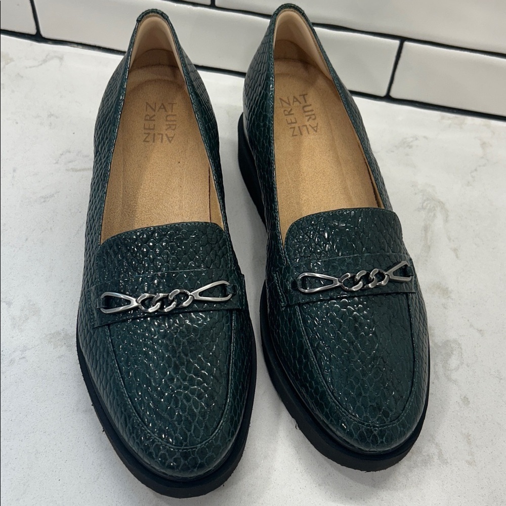 Naturalizer September Loafers with Chain Accent Crocodile Embossed Green 10 - Picture 2 of 16